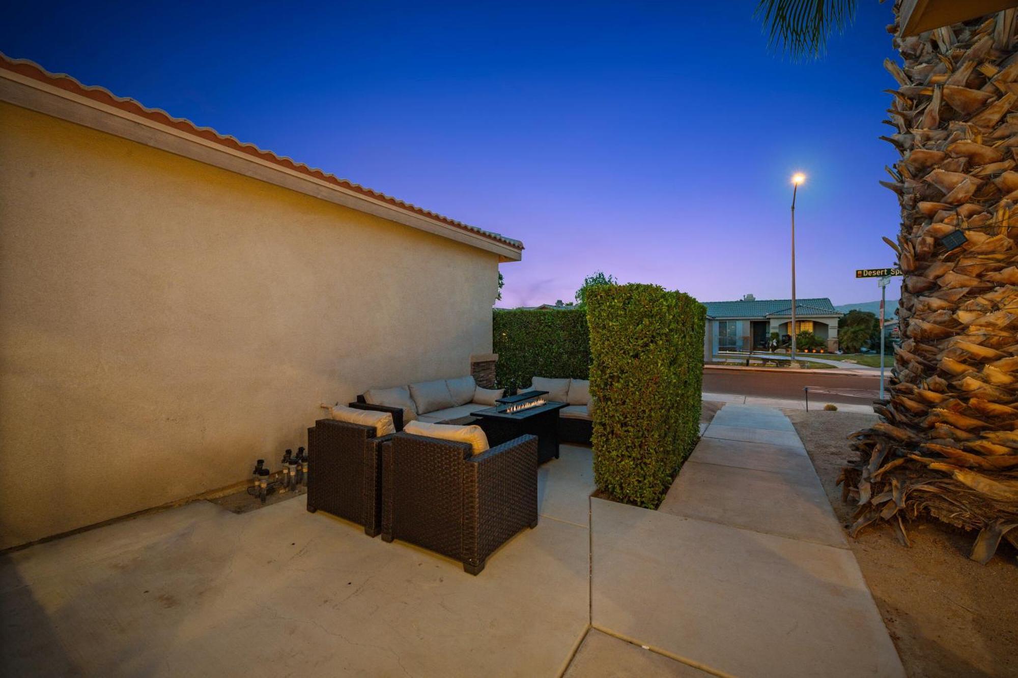 Casa Desert Muse With Heated Pool Spa Firepit Mini Golf And Games Indio Exteriör bild
